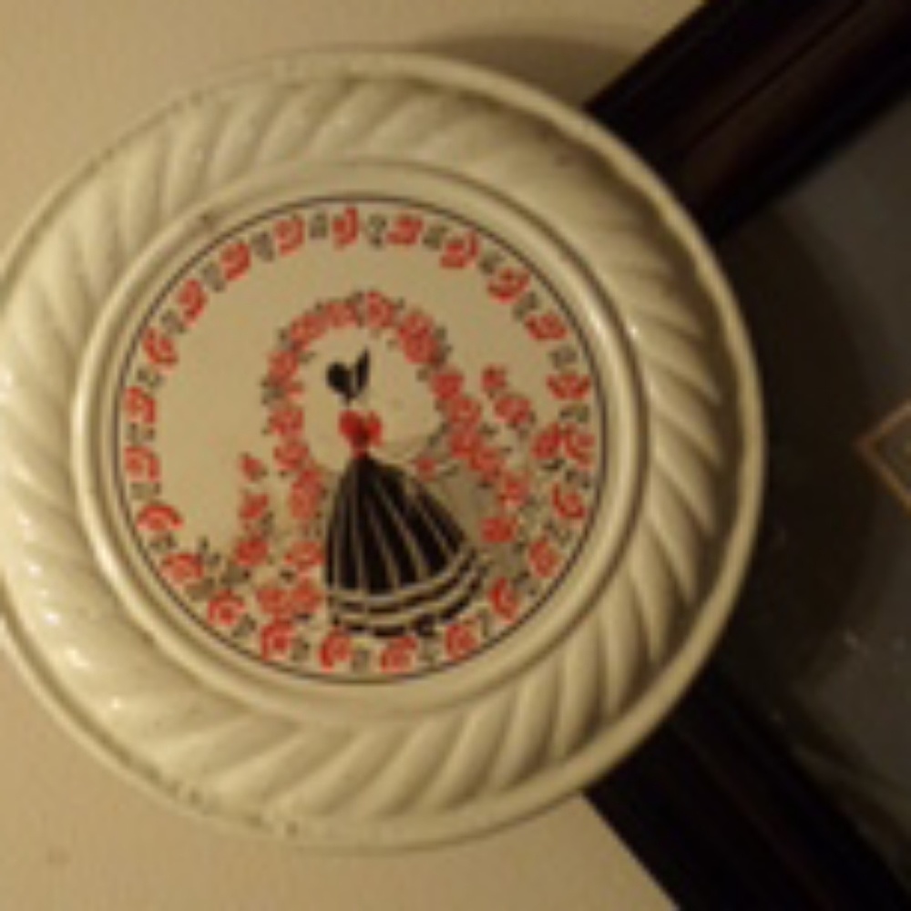 Vintage chimney glue cover disc lady in garden